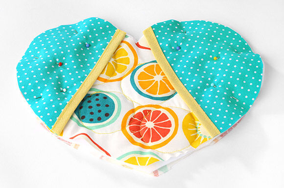 Stoflagen op elkaar spelden