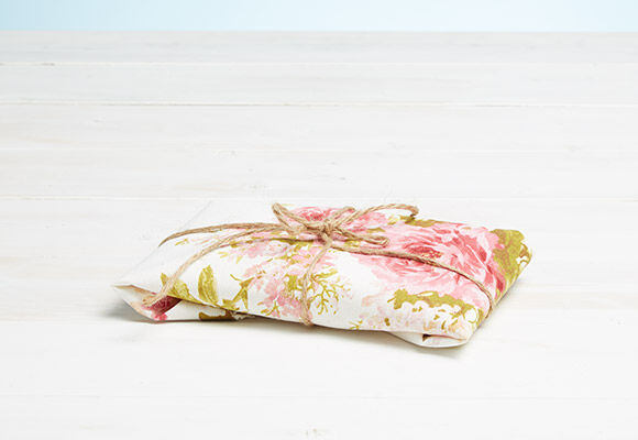 Tyg istället för papper - Slå in presenter i tygbitar