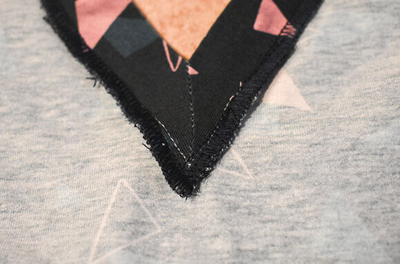 Sy en kant vid halsringningen